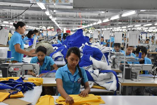 ရန်ကုန်တိုင်းဒေသကြီးအတွင်းရှိ အထည်ချုပ်စက်ရုံလုပ်ငန်းခွင်တစ်ခုကို တွေ့ရစဉ်(ဓာတ်ပုံ-ဇေယျာငြိမ်း)