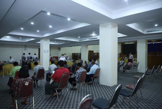 ချေးငွေထုတ်ပေးရန် လျှောက်ထားသည့် ကုမ္ပဏီ၊ လုပ်ငန်းရှင်များအား တွေ့ရစဉ်