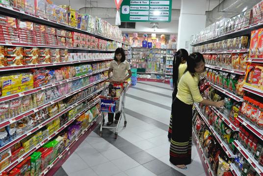 ရန်ကုန်မြို့ရှိ စားသောက်ကုန်များ ရောင်းချသော စျေးဝယ်စင်တာတစ်ခုကို တွေ့ရစဉ်