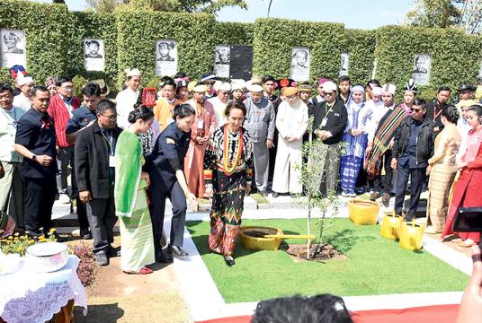 ရှမ်းပြည်နယ်တောင်ပိုင်း ပင်လုံမြို့တွင် ကျင်းပသည့် ၇၃ နှစ်မြောက် ပြည်ထောင်စုနေ့အခမ်းအနားသို့ နိုင်ငံတော်၏အတိုင်ပင်ခံပုဂ္ဂိုလ် ဒေါ်အောင်ဆန်းစုကြည် တက်ရောက်စဉ် (ဓာတ်ပုံ- စည်သာဟိန်း)