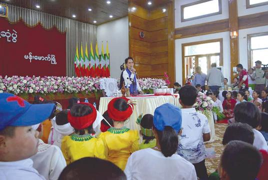 စစ်ကိုင်းတိုင်းဒေသကြီး ကသာခရိုင် ဗန်းမောက်မြို့တော်ခန်းမဆောင်တွင် ဇန်နဝါရီ ၂၂ ရက်က နိုင်ငံတော်၏အတိုင်ပင်ခံပုဂ္ဂိုလ်နှင့် ဒေသခံပြည်သူများ တွေ့ဆုံစဉ် (ဓာတ်ပုံ-ကောင်းခန့်လင်း)