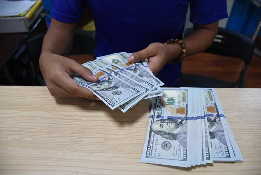 ရန်ကုန်မြို့ရှိ  ငွေလဲကောင်တာတစ်ခုအား တွေ့ရစဉ်