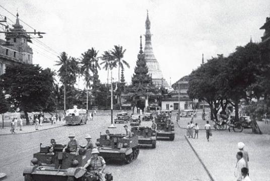 ဆူးလေဘုရားလမ်းပေါ်၌ ဗြိတိသျှတပ်စုတစ်စုကို တွေ့မြင်ရစဉ် (အပြီးသတ်ဆုတ်ခွာသော ၁၉၄၂ ခုနှစ် မတ် ၇ ရက်အထိ မြို့ထဲတွင်တပ်စွဲထားသော အမှတ် ၁၈ လောက်ချက်စ်တာရှိုင်းယားတပ်မှဖြစ်ဟန်ရှိ)