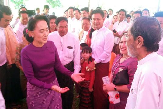 ဇူလိုင် ၂၇ ရက်ညပိုင်းက ရန်ကုန်အပြည်ပြည်ဆိုင်ရာ လေဆိပ်သို့ ပြန်လည် ရောက်ရှိလာသော ဒေါ်အောင်ဆန်းစုကြည်အား တွေ့ရစဉ် (Photo: Ministry of Foreign Affairs Myanmar Facebook)