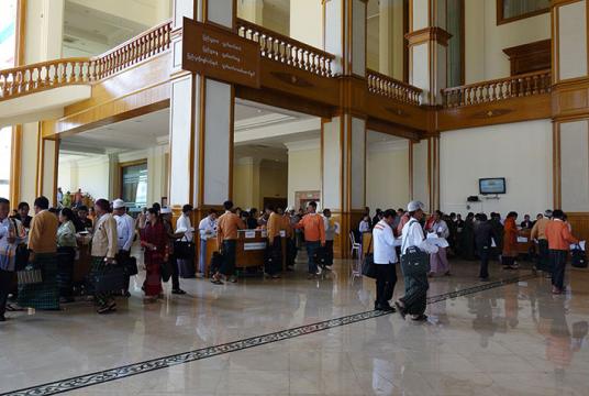 အမျိုးသားလွှတ်တော် အစည်းအဝေးအပြီး ခန်းမအတွင်းမှ လွှတ်တော်ကိုယ်စားလှယ်များအား တွေ့ရစဉ်