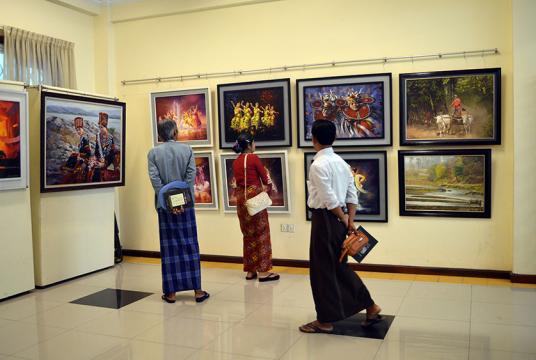 ရန်ကုန်မြို့လယ်တွင် ပြသခဲ့သည့် ပန်းချီပြခန်း တစ်ခုအတွင်း မြင်ကွင်း