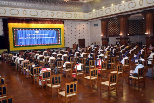ရန်ကုန်တိုင်းဒေသကြီး အစိုးရအဖွဲ့ရုံး မင်္ဂလာခန်းမတွင် နိုဝင်ဘာ ၅ ရက်က UEC နှင့်  နိုင်ငံရေးပါတီများမှ ကိုယ်စားလှယ်များ ရွေးကောက်ပွဲစနစ် ဆွေးနွေးပွဲကျင်းပစဉ်