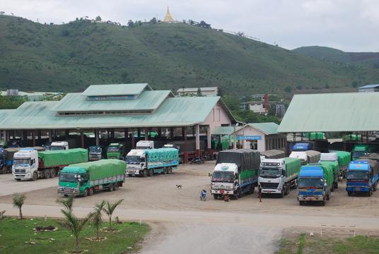 မြန်မာ-တရုတ် ကုန်သွယ်မှု ဆောင်ရွက်နေသည့် မူဆယ်ကုန်သွယ်ရေး စခန်းကို တွေ့ရစဉ် (ဓာတ်ပုံ-ထွန်းနေလှိုင်)