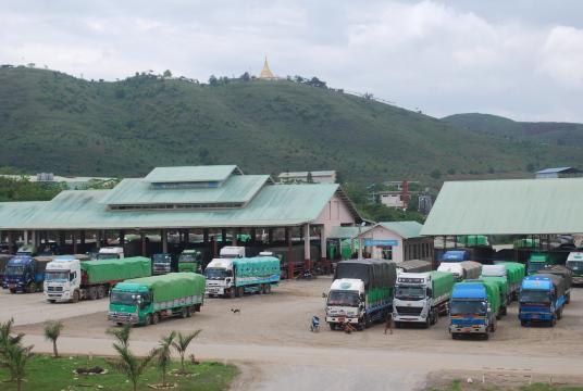 မြန်မာ့အဓိက ကုန်သွယ်ဖက်နိုင်ငံဖြစ်သည့် တရုတ်နို်င်ငံသို့ ကုန်တင်ပို့ရာနေရာ မူဆယ် ၁၀၅ မိုင်မှ ပို့ကုန်စစ်ဆေးရေးစခန်းကို တွေ့ရစဉ်