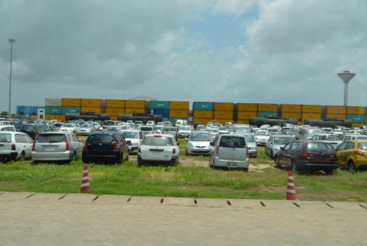 ပြည်ပမှ တင်သွင်းလာသော မော်တော်ယာဉ်များကို သီလဝါဆိပ်ကမ်းတွင် တွေ့ရစဉ် (ဓာတ်ပုံ-ရွှန်းလဲ့ဝင်း)