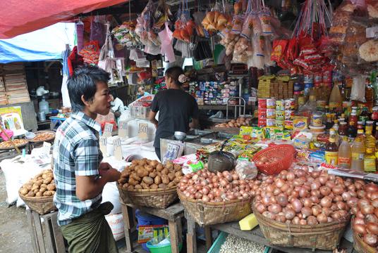 ရန်ကုန်မြို့ရှိ စားသောက်ကုန်နှင့် ကုန်ခြောက်များရောင်းချသော အရောင်းဆိုင်တစ်ဆိုင်ကို တွေ့ရစဉ်
