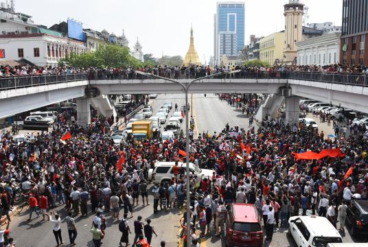 ရန်ကုန်မြို့လယ် တစ်နေရာတွင် ဆန္ဒထုတ်ဖော်နေသည်ကို တွေ့ရစဉ် (ဓာတ်ပုံ-သတင်းအဖွဲ့)