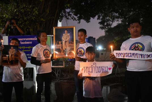 သေဒဏ်အစား ထောင်ဒဏ်ပြစ်ဒဏ်ဖြင့် လျှော့ပေါ့ပေးရန် ဆုတောင်းပွဲကို ရန်ကုန်မြို့ မဟာဗန္ဓုလပန်းခြံရှေ့၌  အောက်တိုဘာ ၂၅ ရက် ညနေပိုင်းတွင် ပြုလုပ်စဉ် (ဓာတ်ပုံ-ရှိုင်းလင်းအောင်)