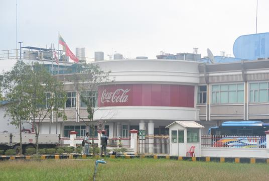 ရန်ကုန်တိုင်းဒေသကြီး အတွင်းရှိ Coca Cola ကုမ္ပဏီကို တွေ့ရစဉ် (ဓာတ်ပုံ-ဇေယျာငြိမ်း)
