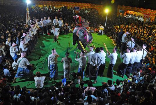 ပြည်တွင်းပြည်ပခရီးသွားများ စိတ်ဝင်စားသည့် ကျောက်ဆည် ဆင်အကကို COVID-19 ကာလ မတိုင်မီက တွေ့ရစဉ်