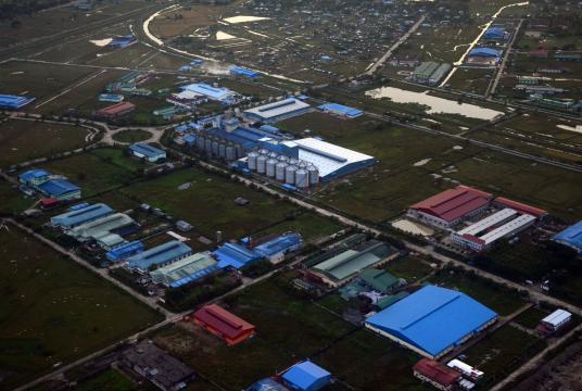 ကုန်ထုတ်စက်ရုံများ လည်ပတ်လျက်ရှိသော ရန်ကုန်မြို့ရှိ စက်မှုဇုန်တစ်နေရာကို တွေ့ရစဥ ်(ဓာတ်ပုံ-စည်သူအောင်)