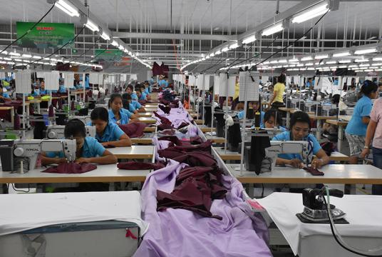 ရန်ကုန်မြို့ရှိ စက်မှုဇုန်တစ်ခုတွင် အထည်ချုပ်အလုပ်သမားများ လုပ်ငန်းခွင်ဝင်နေစဉ်