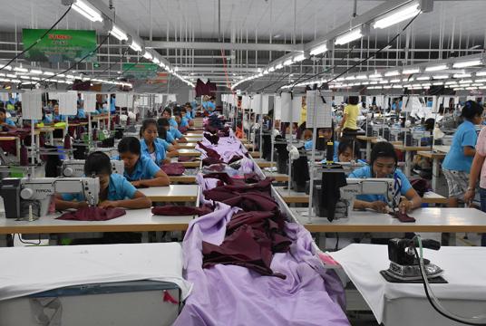 ရန်ကုန်မြို့ စက်မှုဇုန်တစ်ခုအတွင်းရှိ အထည်ချုပ်လုပ်ငန်းခွင်ကို တွေ့ရစဉ် (ဓာတ်ပုံ-ဇေယျာငြိမ်း)