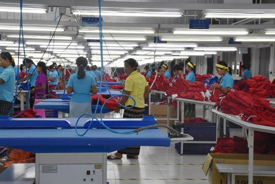 ရန်ကုန်မြို့ စက်မှုဇုန်တစ်ခု အတွင်းရှိ အထည်ချုပ် လုပ်ငန်းခွင်ကို တွေ့ရစဉ်
