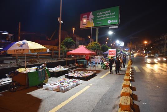 ရန်ကုန်မြို့ ကမ်းနားလမ်းရှိ ညစျေးအားတွေ့ရစဉ် (ဓာတ်ပုံ-မျိုးထက်ပိုင်)