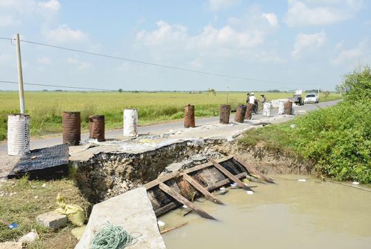  လပွတ္တာ သင်္ကန်းကြီးကားလမ်း ကမ်းပြိုကျနေစဉ်
