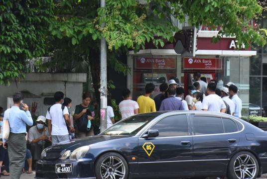 ရန်ကုန်မြို့ရှိ ATM စက်တစ်ခုတွင် ငွေထုတ်ယူရန် စောင့်ဆိုင်းနေသူများအား တွေ့ရစဉ် (ဓာတ်ပုံ-အောင်မျိုးသန့်)