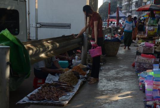 ရန်ကုန်မြို့ တာမွေမြို့နယ်အတွင်းရှိ စားသောက်ကုန်များ ရောင်းချသော စျေးတန်းတစ်နေရာကို တွေ့ရစဉ်