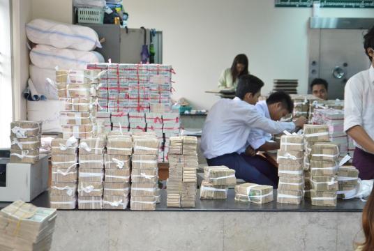 ရန်ကုန်မြို့ရှိ ဘဏ်တစ်ခုအတွင်း ဘဏ်ဝန်ထမ်းများ  ဘဏ်လုပ်ငန်း လုပ်ဆောင်နေစဉ်