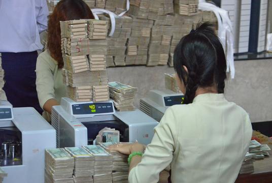 ရန်ကုန်မြို့ရှိ ပုဂ္ဂလိကဘဏ်ခွဲ တစ်ခုတွင် ငွေရေးကြေးရေး လုပ်ငန်းများ ဆောင်ရွက်နေသည်ကို တွေ့ရစဉ် (ဓာတ်ပုံ-စည်သူအောင်)