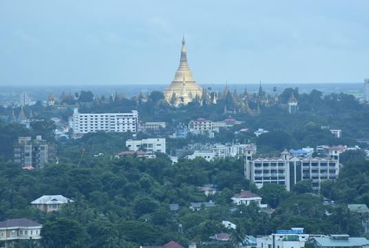 ရန်ကုန်မြို့ရှိ အိမ်ခြံမြေအဆောက်အအုံများကို တွေ့ရစဉ်(ဓာတ်ပုံ-ကြည်နိုင်)