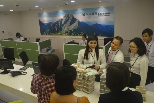 ထိုင်ဝမ်မှ လာရောက်ဖွင့်လှစ်ထားသည့် E. Sun ဘဏ်၏ ရန်ကုန်ရုံးခွဲအား တွေ့ရစဉ် (ဓာတ်ပုံ-ဇေယျာငြိမ်း)