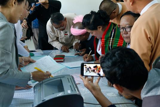  ဇန်နဝါရီ ၂၃ ရက်က နေပြည်တော် စည်ပင်ဧည့်ရိပ်သာတွင် လွှတ်တော်ကိုယ်စားလှယ်များ လက်မှတ်ရေးထိုးနေမှုကို တွေ့ရစဉ်