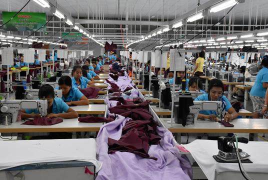 ရန်ကုန်မြို့ရှိ အထည်ချုပ်စက်ရုံ လုပ်ငန်းခွင်တစ်ခုကို တွေ့ ရစဉ် (ဓာတ်ပုံ-ဇေယျာငြိမ်း)
