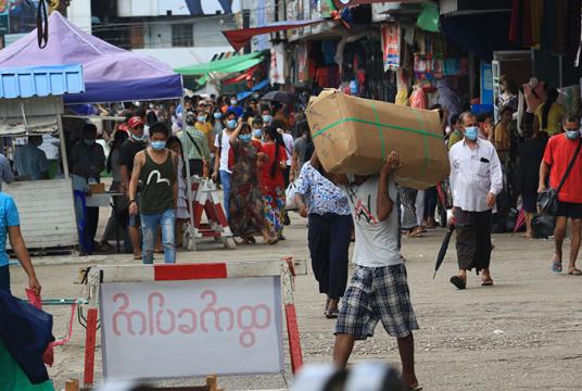ရန်ကုန်မြို့ ယုဇနပလာဇာဝန်းကျင်တွင် သွားလာလှုပ်ရှားနေသူများကို တွေ့ရစဉ် (ဓာတ်ပုံ-သီဟအောင်)