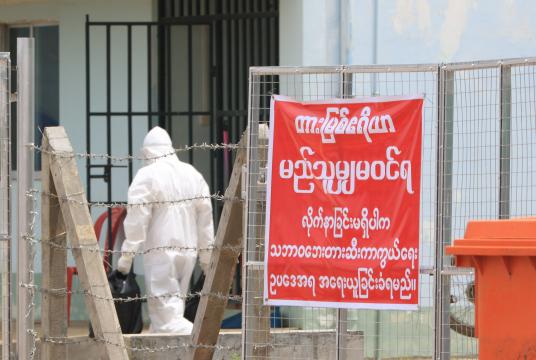 Quarantine စင်တာတွင် ကူညီလုပ်ကိုင်ပေးနေသည့် စေတနာ့ဝန်ထမ်းများကို တွေ့ရစဉ်