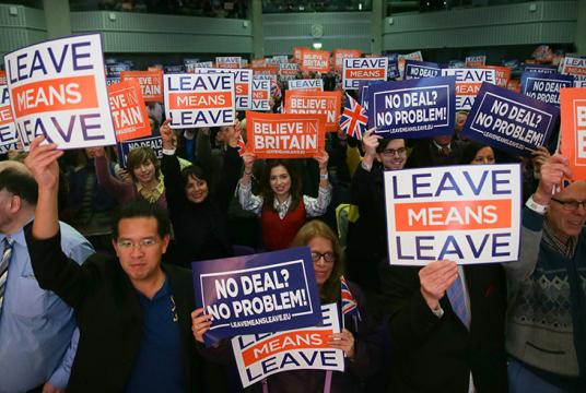 ဒီဇင်ဘာ ၁၄ ရက်က လန်ဒန်မြို့လယ်တွင် Brexit ကို ထောက်ခံသည့် Leave Means Leave အဖွဲ့က ကြီးမှူးသော လူထုတွေ့ဆုံပွဲကြီးကို တွေ့ရစဉ် (Photo – AFP)