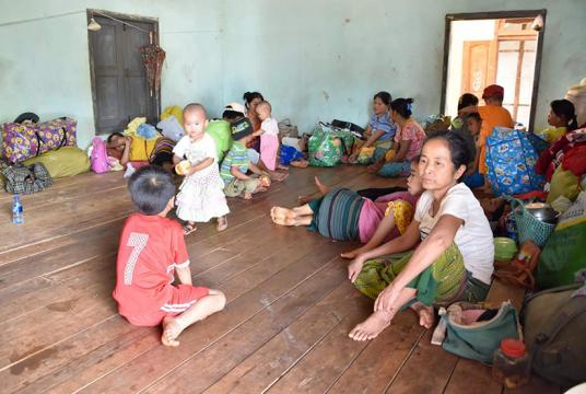 နမ္မတူမြို့နယ် ရွှေမြင်သာကျောင်းနှင့် ပုဗ္ဗာရုံကျောင်းသို့ အောက်တိုဘာ ၂၄ ရက်က စစ်ဘေးရှောင်များ ရောက်ရှိစဉ်
