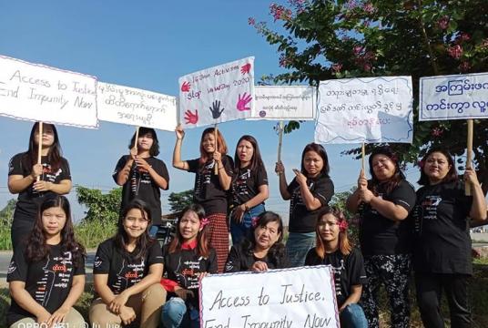 အမျိုးသမီးများအပေါ် အကြမ်းဖက်မှုပပျောက်ရေးနေ့ အထိမ်းအမှတ် အကျႌများဝတ်ဆင်၍ Women for Justic (WJ) အဖွဲ့က ကလေးမြို့အဝင်မုခ်ဦးတွင် ကမ်ပိန်းပြုလုပ်စဉ် (Photo: Wj Facebook)