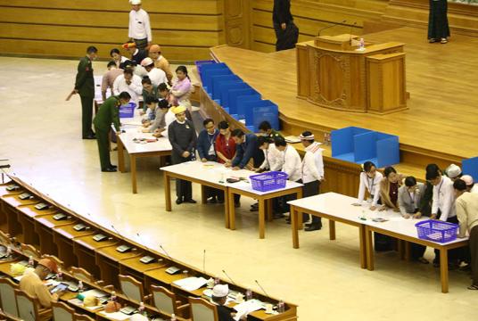 မတ် ၁၇ ရက်က ပြည်ထောင်စုလွှတ်တော်တွင် ဖွဲ့စည်းပုံအခြေခံဥပဒေပြင်ဆင်ရေးမဲခွဲဆုံးဖြတ်မှု ပြုလုပ်စဉ် (ဓာတ်ပုံ-ပြည့်ဖြိုးအောင်)