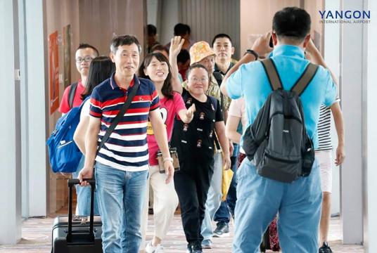  Xiamen Airlines ဖြင့် ရှာ့မန်မှ ရန်ကုန်မြို့သို့ လိုက်ပါလာသည့် တရုတ်ခရီးသွားများအား ရန်ကုန်လေဆိပ်၌ တွေ့ရစဉ်