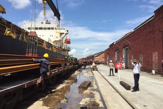 ရန်ကုန်-မန္တလေးရထားလမ်း အဆင့်မြှင့်တင်ရေးစီမံကိန်းတွင် အသုံးပြုမည့် ရထားသံလမ်းများ စက်တင်ဘာ ၁၆ ရက်က ရောက်ရှိစဉ်