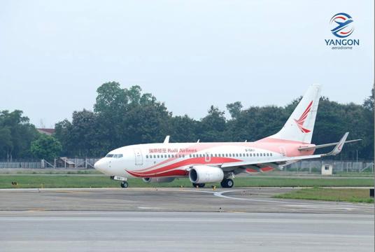   ရန်ကုန်အပြည်ပြည်ဆိုင်ရာလေဆိပ်သို့ ရောက်ရှိလာသည့် တရုတ်နိုင်ငံ Ruili လေကြောင်းလိုင်းမှ လေယာဉ်တစ်စင်းကို တွေ့ရစဉ်