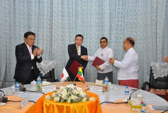 လေကြောင်းကဏ္ဍပူးပေါင်းဆောင်ရွက်ရန် ဂျပန်-မြန်မာ နှစ်နိုင်ငံ MoU အား လက်မှတ်ရေးထိုးလဲလှယ်စဉ်