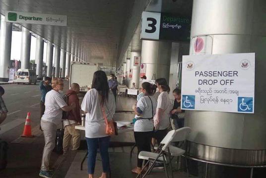 ပြည်ပသို့ပြန်လည်ထွက်ခွာမည့် နိုင်ငံခြားသားခရီးသည်များအား ရန်ကုန်လေဆိပ်တွင် တွေ့ရစဉ်