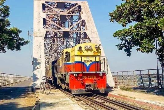 မြန်မာ့မီးရထားက ပြေးဆွဲနေသည့် ရထားတစ်စင်းကို တွေ့ရစဉ်