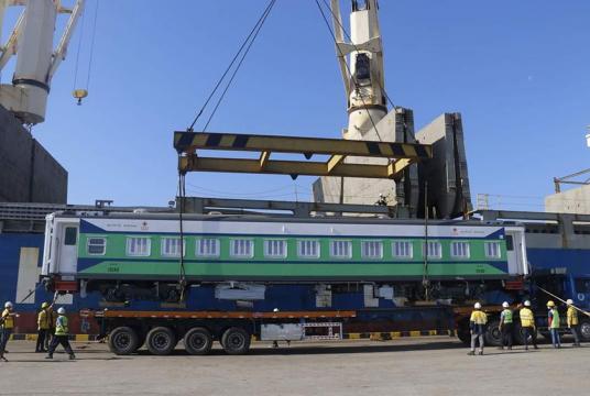 တရုတ်အတိုးမဲ့ချေးငွေဖြင့် ဝယ်ယူထားသော လေအိတ်ရထားတွဲဆိုင်းများ သီလဝါဆိပ်ကမ်းသို့ ရောက်ရှိလာစဉ်