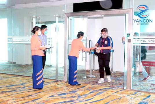  ရန်ကုန်အပြည်ပြည်ဆိုင်ရာလေဆိပ်သို့ရောက်ရှိလာသည့် ခရီးသည်များအားတွေ့ရစဉ်