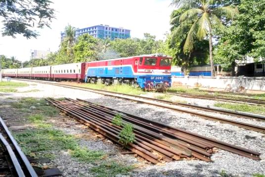 မြန်မာ့မီးရထားက ရန်ကုန်မြို့ပတ်ခရီးစဉ်ပြေးဆွဲနေသည့် ရထားတစ်စင်းကို တွေ့ရစဉ်
