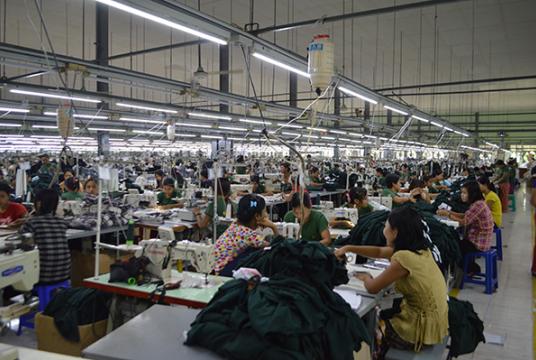 ရန်ကုန်မြို့ရှိ စက်မှုဇုန်တစ်ခုတွင် လုပ်ငန်းလည်ပတ်နေသည့် အထည်ချုပ်စက်ရုံ တစ်ရုံ၏ လုပ်ငန်းခွင်ကို တွေ့ရစဉ်