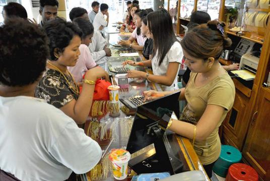 ရန်ကုန်မြို့ရှိ ရွှေအရောင်းဆိုင်တစ်ဆိုင်ကို တွေ့ရစဉ် (ဓာတ်ပုံ-အောင်မျိုးသန့်)